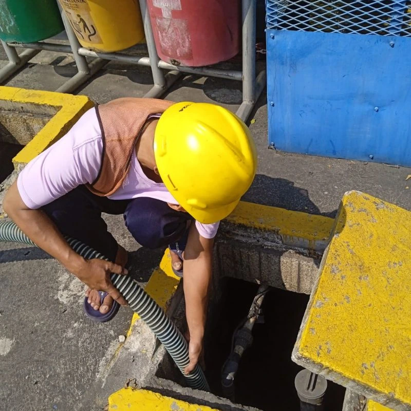 Teknisi melakukan sedot WC Bogor dan sedot septic tank Bogor secara rapi