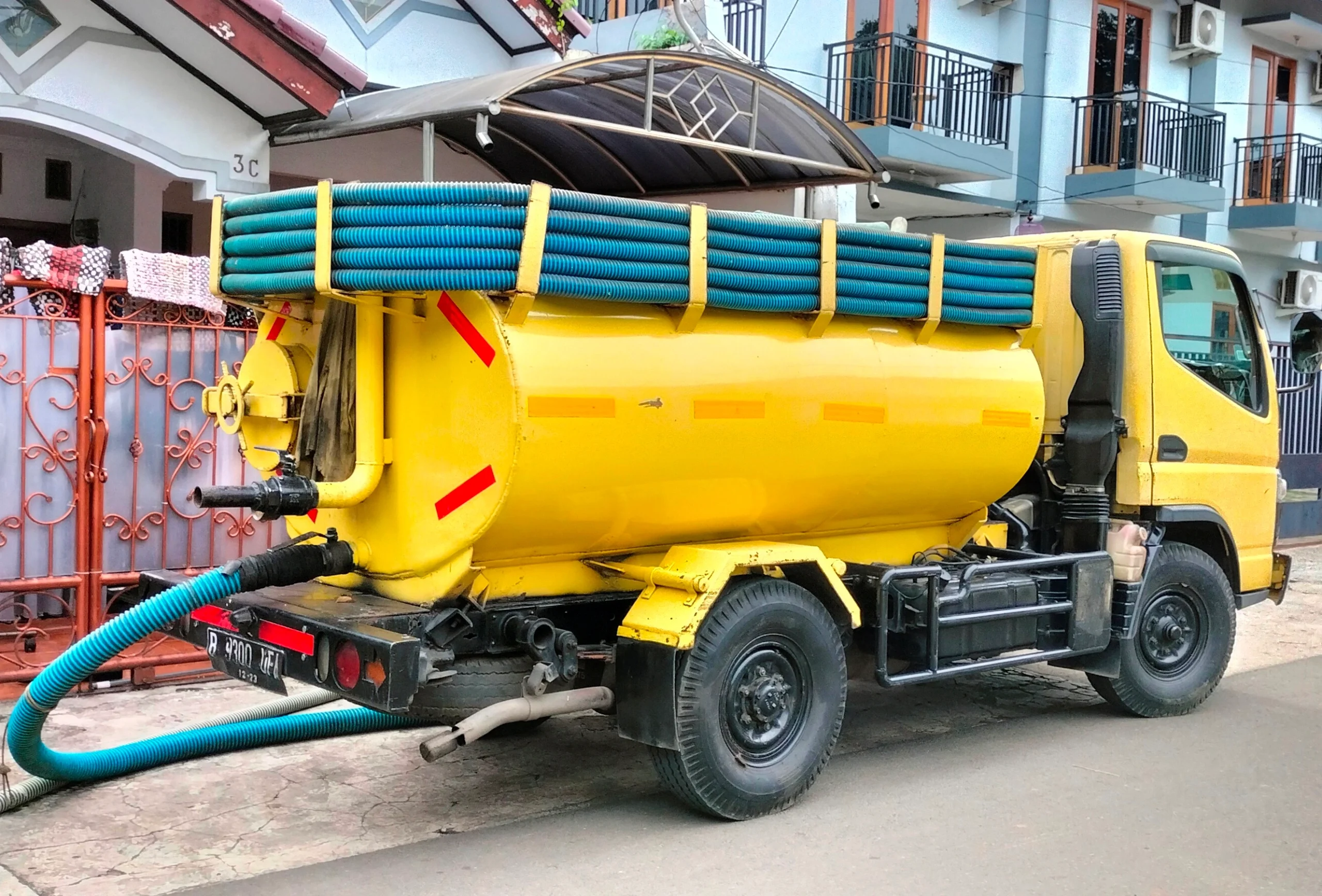 Armada jasa sedot WC Bogor saat menangani septic tank rumah